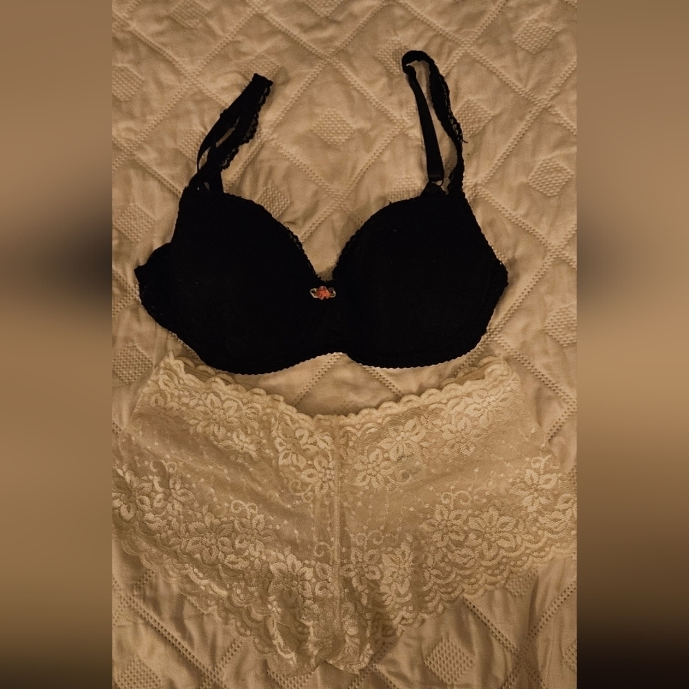 🌟Black Lacy  Bra And White Lacy Boy Shorts Size 38C ,size 6🌟